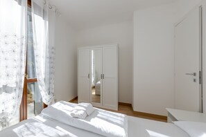 1 bedroom, bed sheets - Porto Letizia Rossini 4, Porlezza, Italy (Porlezza)