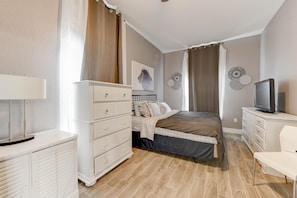 8 bedrooms, iron/ironing board, free WiFi, bed sheets - Safari themed 8 bedrooms 3 bath home with 3 - 4 dining areas & grand kitchen (Killeen)