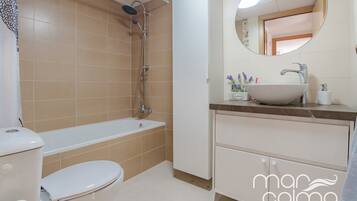 Ensemble douche/baignoire, serviettes fournies