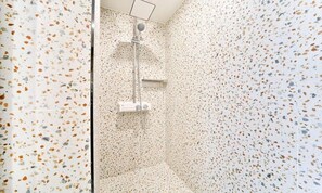 Suite Twin | Kamar mandi | Perlengkapan mandi gratis, pengering rambut, jubah mandi, dan sandal