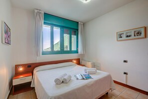 1 slaapkamer, een strijkplank/strijkijzer, gratis wifi, beddengoed