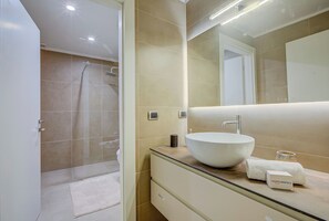 Badewanne, Haartrockner, Bidet, Handtücher