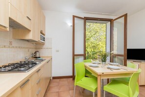 Fridge, microwave, stovetop, cookware/dishes/utensils - Porto Letizia Mascagni 4, Porlezza, Italy (Porlezza)