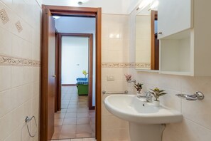 Een douche, een bidet, handdoeken