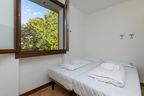 1 bedroom, bed sheets - Porto Letizia Mascagni 4, Porlezza, Italy (Porlezza)