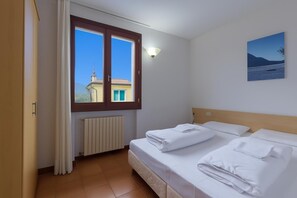 1 bedroom, bed sheets - Porto Letizia Venezia 5, Porlezza, Italy (Porlezza)