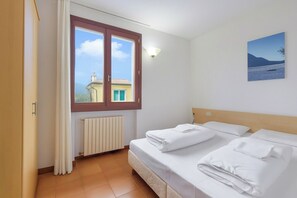 1 bedroom, bed sheets - Porto Letizia Venezia 5, Porlezza, Italy (Porlezza)