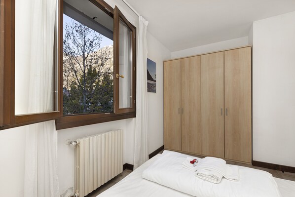 1 bedroom, bed sheets - Porto Letizia Torino 8, Porlezza, Italy (Porlezza)