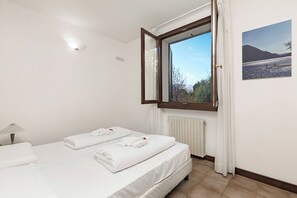 1 bedroom, bed sheets - Porto Letizia Torino 8, Porlezza, Italy (Porlezza)