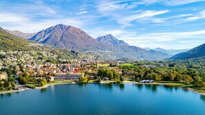 Une ville située au bord d’un lac, avec une montagne imposante en arrière-plan.