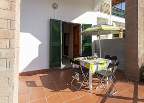 Outdoor dining - Atena holiday apartment in Seccheto few steps away from the beach (Campo nell'Elba)