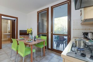 Kühlschrank, Mikrowelle, Herdplatte, Wasserkocher mit Kaffee-/Teezubehör