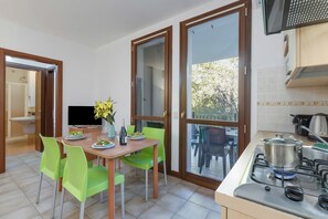 Frigorifero, microonde, piano cottura, macchina per tè/caffè