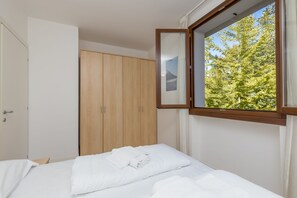 1 bedroom, bed sheets - Porto Letizia Bach 6, Porlezza, Italy (Porlezza)