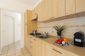Geladeira, micro-ondas, cooktop, lava-louças