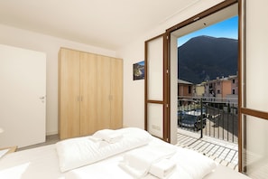 2 bedrooms, bed sheets - Porto Letizia Tchaikovsky 8, Porlezza, Italy (Porlezza)