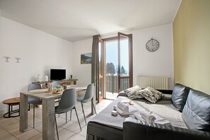 TV - Porto Letizia Tchaikovsky 5, Porlezza, Italy (Porlezza)