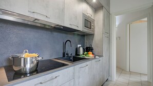 茶具/咖啡用具、冰箱、微波炉、炉灶