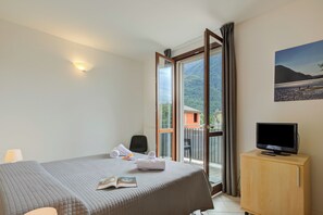 2 bedrooms, iron/ironing board, WiFi, bed sheets - Porto Letizia Tchaikovsky 5, Porlezza, Italy (Porlezza)