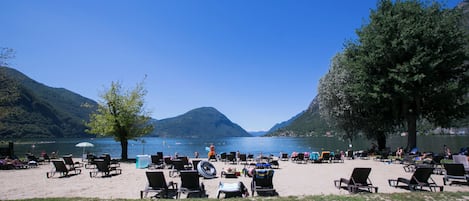 Una spiaggia nelle vicinanze