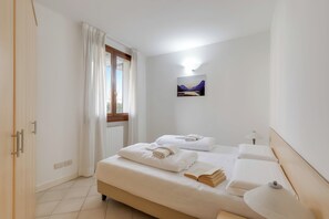 1 bedroom, bed sheets - Porto Letizia Tchaikovsky 2, Porlezza, Italy (Porlezza)