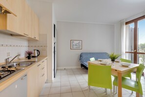 Fridge, microwave, stovetop, high chair - Porto Letizia Tchaikovsky 2, Porlezza, Italy (Porlezza)
