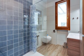 Shower, bidet, towels - Porto Letizia Milano 1, Porlezza, Italy (Porlezza)