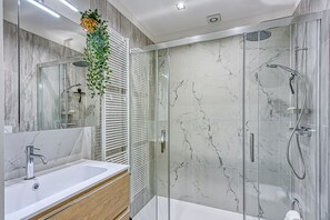Shower, hair dryer, towels - Porto Letizia Napoli 1, Porlezza, Italy (Porlezza)