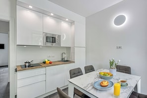 Fridge, microwave, stovetop, dishwasher