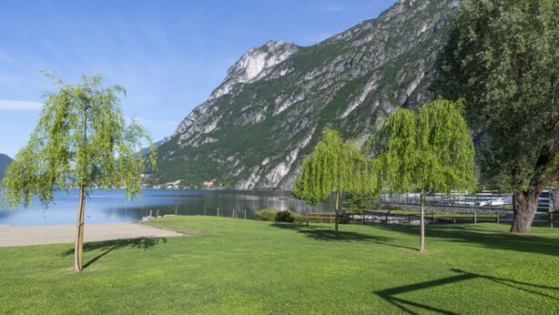A park with a lake, mountains, and trees. - Porto Letizia Mascagni 2, Porlezza, Italy (Porlezza)