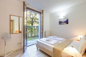 1 bedroom, bed sheets - Porto Letizia Leoncavallo 2, Porlezza, Italy (Porlezza)
