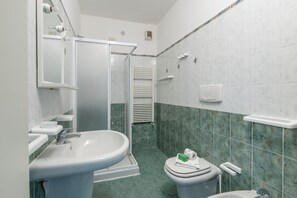 Dusche, Bidet, Handtücher