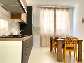 Fridge, oven, high chair, cookware/dishes/utensils - Monopoly Guest House (Monopoli)