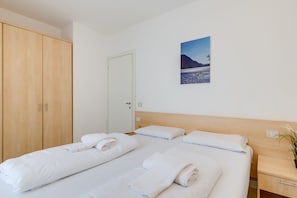 1 bedroom, bed sheets
