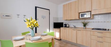 Fridge, microwave, stovetop, cookware/dishes/utensils