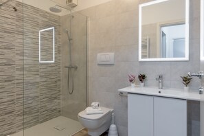 Shower, bidet, towels