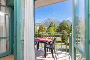 Outdoor dining - Porto Letizia P3, Porlezza, Italy (Porlezza)