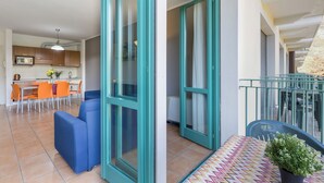 A modern apartment with a kitchen, dining area, and balcony. - Porto Letizia P17, Porlezza, Italy (Porlezza)