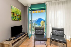 TV, DVD player, stereo - Porto Letizia S5 B1, Porlezza, Italy (Porlezza)