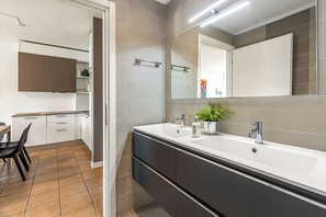 Fridge, microwave, stovetop, dishwasher - Porto Letizia S5 B1, Porlezza, Italy (Porlezza)