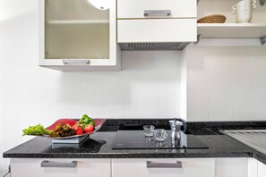 Kjøleskap, mikrobølgeovn, kokeplater og oppvaskmaskin