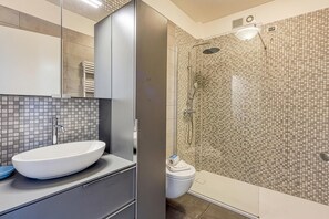 Combined shower/bathtub, towels - Porto Letizia S10 B1, Porlezza, Italy (Porlezza)
