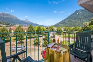 Outdoor dining - Porto Letizia S3 B1, Porlezza, Italy (Porlezza)