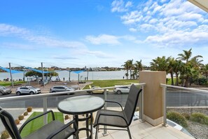 Outdoor dining - Amazing Lake View family-friendly Holiday Home (West Lakes)