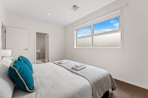 4 bedrooms, iron/ironing board, WiFi, bed sheets - Amazing Lake View family-friendly Holiday Home (West Lakes)