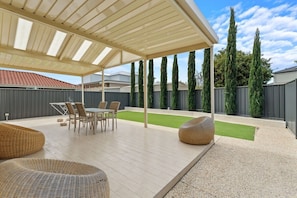 Outdoor dining - Amazing Lake View family-friendly Holiday Home (West Lakes)