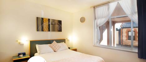 1 habitación, tabla de planchar con plancha y ropa de cama