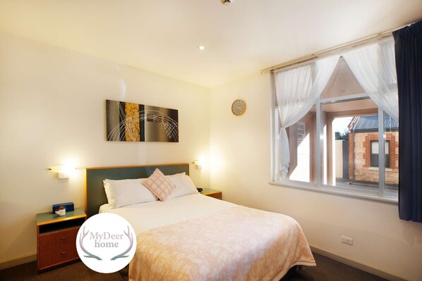 1 habitación, tabla de planchar con plancha y ropa de cama 