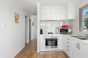 Fridge, microwave, oven, stovetop - Lovely Renovated 2BR Townhouse/WiFi/Parking (Oaklands Park)