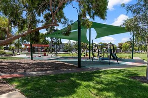 Children's area - Lovely Renovated 2BR Townhouse/WiFi/Parking (Oaklands Park)